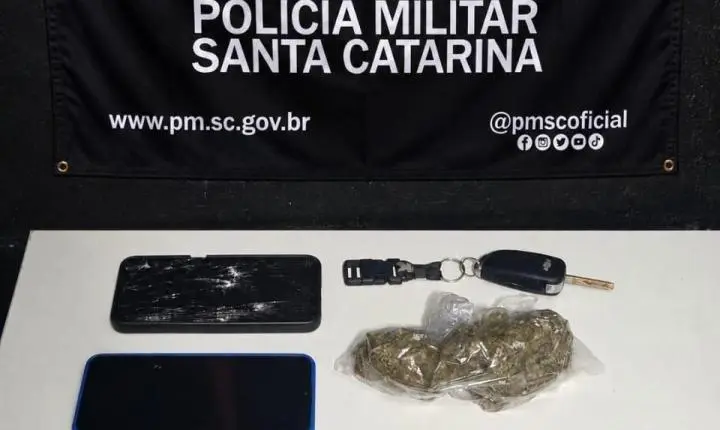 Três pessoas são presas por tráfico de drogas durante abordagem de veículo em Itajaí