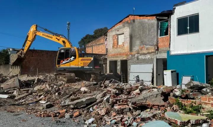 Última residência do trecho licitado da Avenida Prefeito Meirinho é demolida