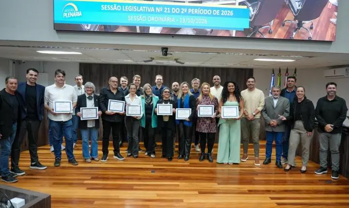 Vereadora Ciça Müller entrega Moção de Aplauso a artistas, artesãos e escritores da primeira edição do Quarta da Arte