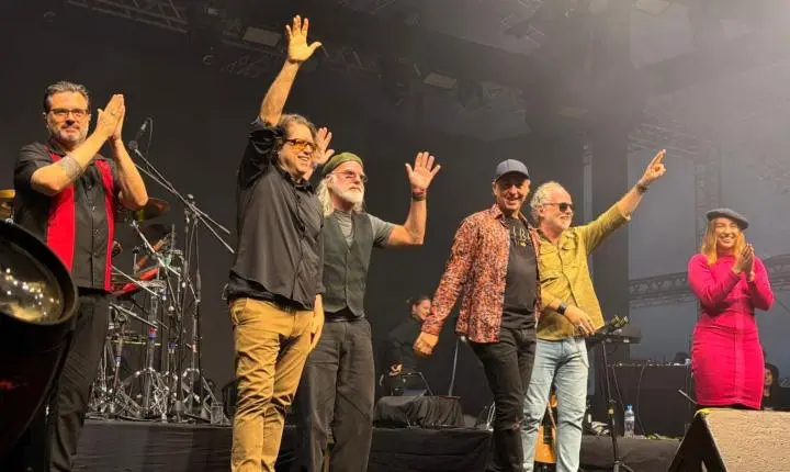 Zeca Baleiro arrasta multidão para a Vila da Música em noite de grandes sucessos