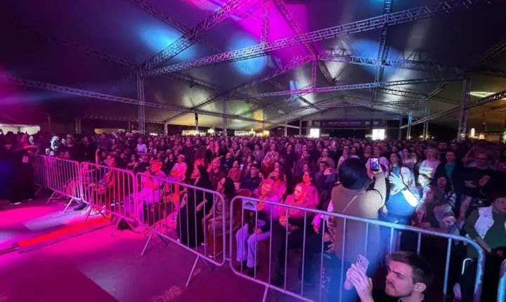 Zeca Baleiro arrasta multidão para a Vila da Música em noite de grandes sucessos