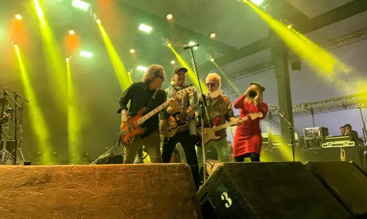 Zeca Baleiro arrasta multidão para a Vila da Música em noite de grandes sucessos