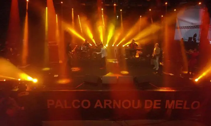 Zeca Baleiro arrasta multidão para a Vila da Música em noite de grandes sucessos