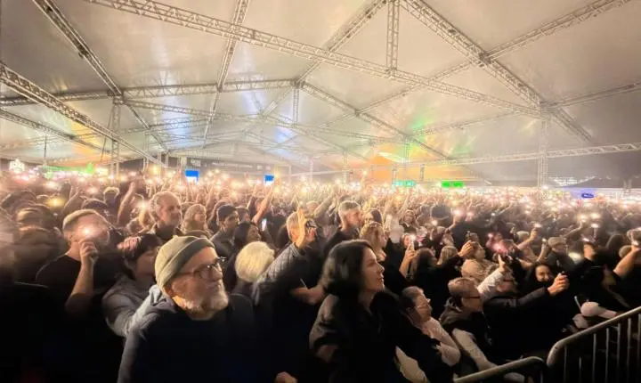 Zeca Baleiro arrasta multidão para a Vila da Música em noite de grandes sucessos