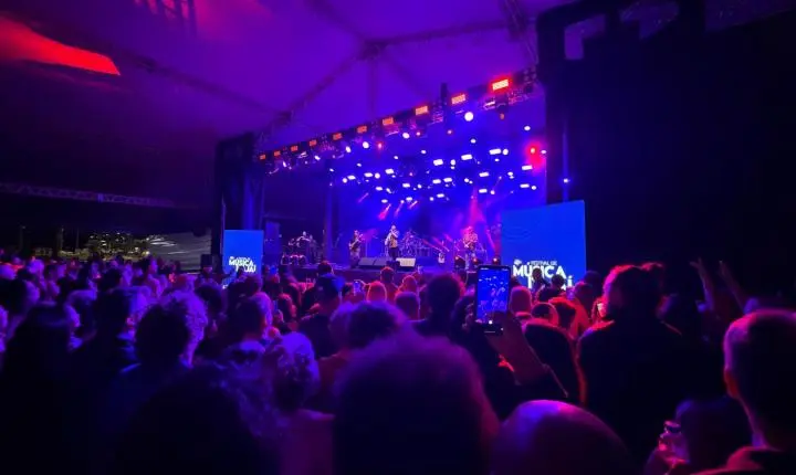 Zeca Baleiro arrasta multidão para a Vila da Música em noite de grandes sucessos